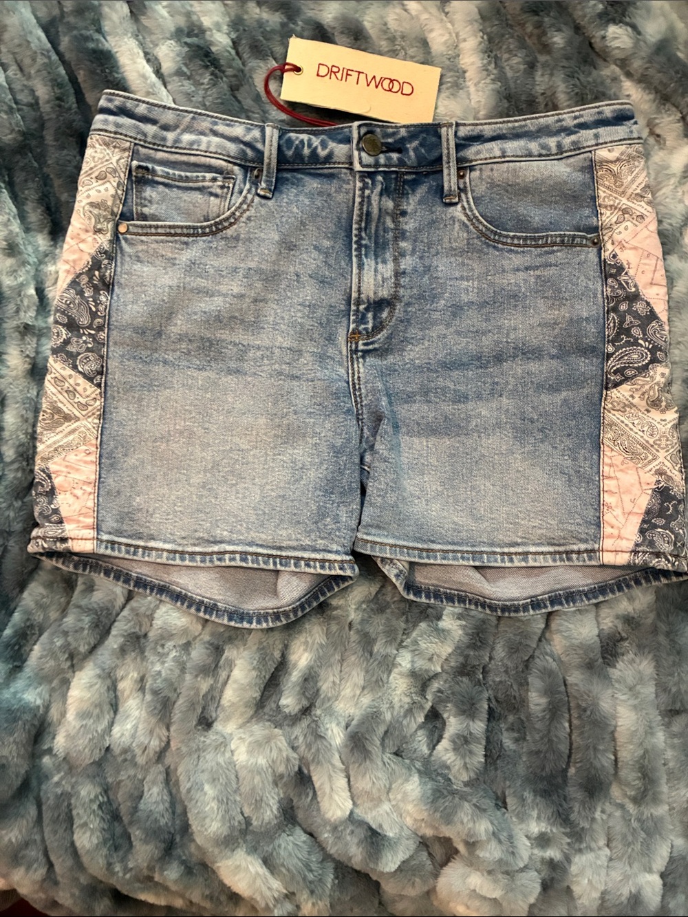 NWOT DRIFTWOOD Light Wash Denim Shorts with Pink & Navy Bandana Panels - Picture 7 of 8